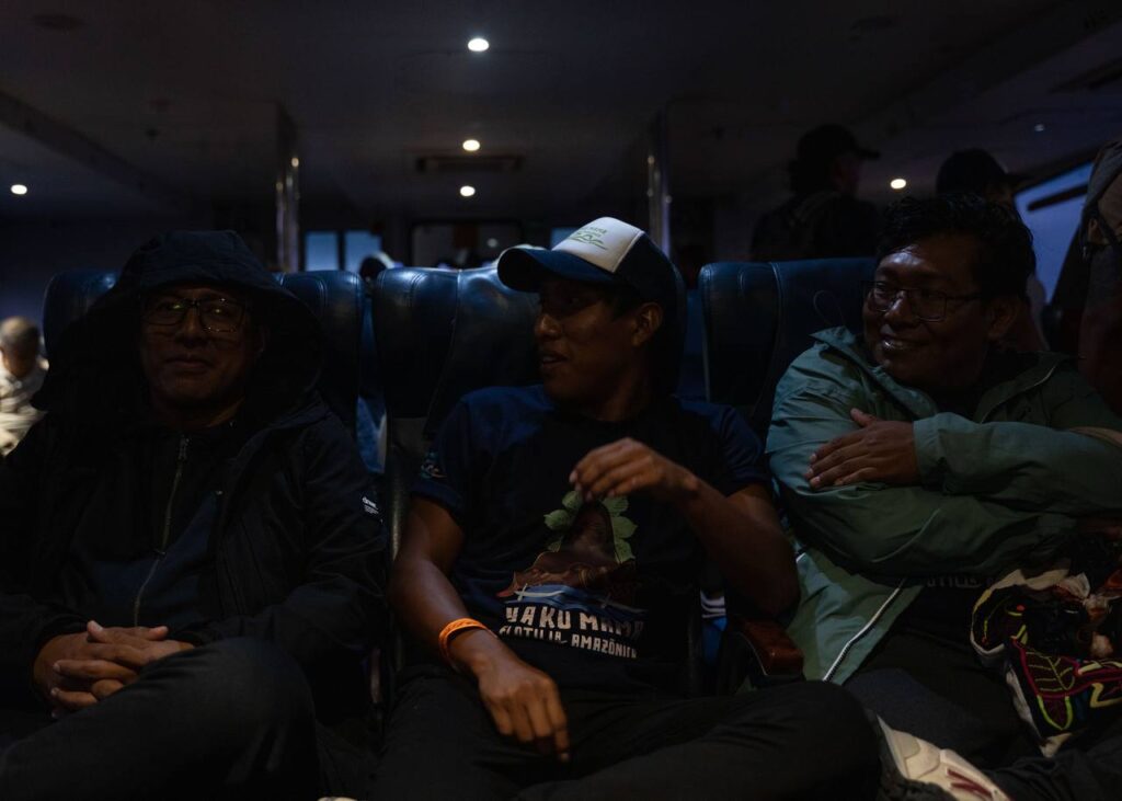 Participantes da Flotilha Amazônica Yaku Mama a caminho de Iquitos - Peru