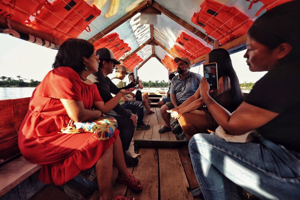 Grupo de participantes filmando en Iquitos - Perú
Foto: Hackeo Cultural