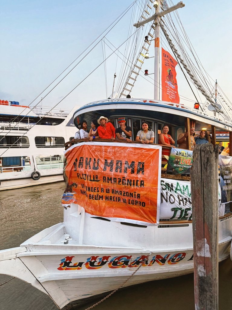 Durante su viaje, la flotilla se detuvo en comunidades indígenas y locales para intercambiar conocimientos y elevar demandas urgentes desde la Amazonía. CRÉDITO DE IMAGEN: Cobertura Colaborativa de la Flotilla Amazónica Yaku Mama 